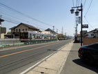 伊達屋 - 店の前の風景・電車