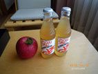 ホテルアップルランド - リンゴジュースと客室にあったリンゴ