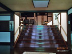 源泉亭 湯口屋旅館 - 館内・黒光りする板張りの階段