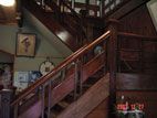 最上屋旅館 - 館内のレトロな階段