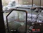 佐藤屋旅館 - 岩風呂の内湯とその奥の露天風呂