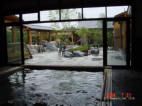 極楽湯・仙台泉店 - 内湯から見た露天風呂の全景