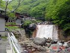 滑川温泉・福島屋 - 自家発電に利用している施設前の滝